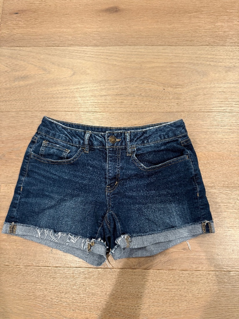 SO juniors size 7 jean denim shorts.